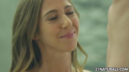 Красивая телка соблазнила мужа сестры на жесткий секс в ванной